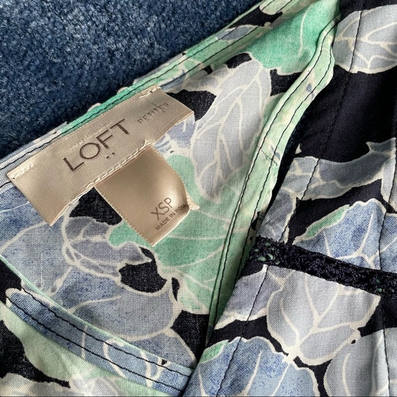 ⚠️LAST CHANCE LOFT Blue Floral Tulip Top - Picture 3 of 3